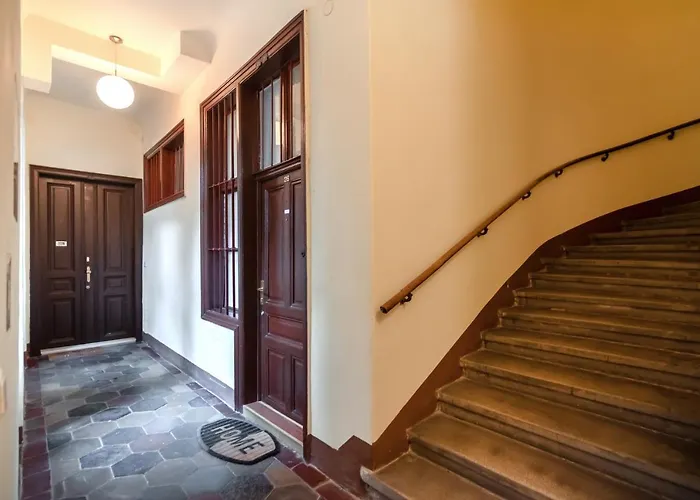 Zentrale Ruhelage Im Typischen Wiener Altbau Vienna
